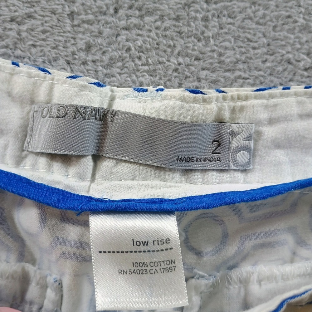 Old Navy Women Low Rise Geometric Tile Print Shorts Blue White‎ Size 2 Cuffed - Picture 4 of 6